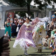 Jillian Sutherland, de la Première nation de Port Albany, danse lors d'une cérémonie de la Journée nationale des peuples autochtones au centre Harbourfront de Toronto.