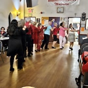 Des aînés qui dansent.