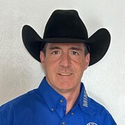 Dany Poirier porte un chapeau de cowboy.