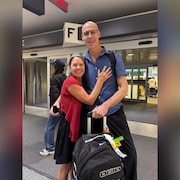 Jane Wilcox et David Bennett sourient à la caméra.