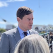 Le premier ministre parle à quelqu'un.