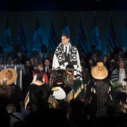 David Eby est assermenté lors d'une cérémonie marquée par des traditions autochtones au Centre culturel Musqueam, à Vancouver, le 18 novembre 2022.