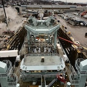 Vue d'une partie du chantier Davie à partir du navire de ravitaillement Astérix, lors de travaux d'entretien. 