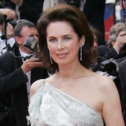 Dayle Haddon est devant plein de photographes.