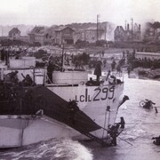 Les troupes canadiennes débarquent à Bernières-sur-Mer le 6 juin 1944.