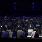 Elizabeth May, Justin Trudeau, Andrew Scheer, Maxime Bernier, Yves-François Blanchet et Jagmeet Singh debout sur le plateau du débat.