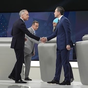 Le chef du Parti libéral, Mark Carney, le chef du Parti conservateur, Pierre Poilievre, le chef du Bloc québécois, Yves-François Blanchet, et le chef du Nouveau Parti démocratique, Jagmeet Singh, se serrent la main à la suite du débat des chefs fédéraux en français, à Montréal.