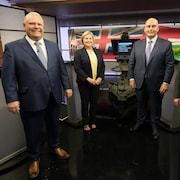Les quatre chefs posent sur le plateau de télévision.