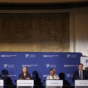 De gauche à droite : Gil Penalosa, Stephen Punwasi, Sarah Climenhaga, Chloe Brown et John Tory, chacun debout derrière un lutrin lors du débat du 17 octobre.