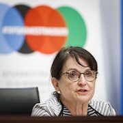 Deborah Lyons en conférence de presse.