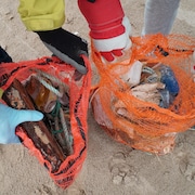 Deux sacs remplis de déchets.