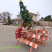 Des décorations de Noël installées au-dessus d'un nid-de-poule à l'intersection des avenues Nollet et Berenson, à Regina, en Saskatchewan, en novembre 2023.