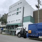Un camion de collecte des ordures de la Ville de Québec est stationné devant l’incinérateur.