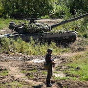 Un soldat russe près d'un char d'assaut lors d'un exercice militaire. 