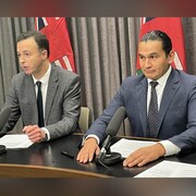 Le ministre manitobain des Finances, Adrien Sala, et le premier ministre, Wab Kinew, en conférence de presse.