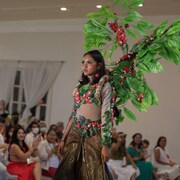 Une jeune femme porte la création d'un designer lors d'un défilé de mode en Amazonie, au Brésil.