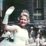 Une duchesse portant une couronne participe au défilé en saluant la foule
