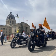 Des motards sikhs et d'autres personnes à Regina le 11 mai 2024.
