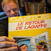 Delaf montre son album de Gaston Lagaffe.