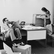 Deux employés préparent leur déménagement pour la nouvelle Maison de Radio-Canada à Montréal en 1972.