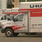 Trois camions de déménagement de type U-Haul.