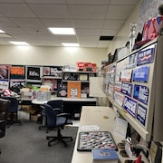 Un local électoral avec des bureaux et des affiches électorales sur les murs.