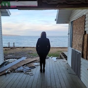 Joanne Audet regarde la mer à partir de sa maison, qui va bientôt être démolie.
