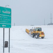 Une déneigeuse dans un stationnement.