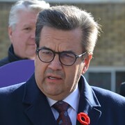 Denis Coderre avec ses lunettes.