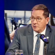 Denis Tardif en conférence de presse à Rivière-du-Loup.