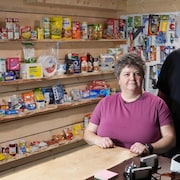 Un couple dans un magasin général.