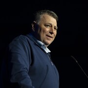 Le chef du Parti progressiste-conservateur Dennis King s'adresse à ses partisans lors d'un rassemblement de campagne.