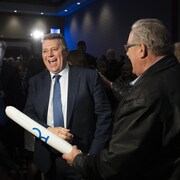 Dennis King célèbre sa victoire avec ses partisans lundi soir à Charlottetown. Il a été réélu à la tête d'un gouvernement majoritaire à l'Île-du-Prince-Édouard. 