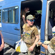 Dereck Blouin-Perry un sac de denrées à la main.