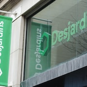 Une enseigne de la coopérative de services financiers Desjardins, à Montréal