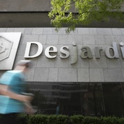 Le logo Desjardins sur la façade d'une succursale. 
