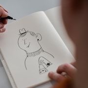 Valéry a dessiné un personnage avec un chapeau et un sac à mains.