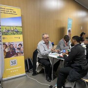 Des participants se renseignent auprès des membres de la délégation saskatchewanais des possibilités de s'établir au Canada. 