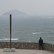 Un homme regarde au loin dans le détroit de Taïwan, à partir d'un point d'observation de l'île de Pingtan, dans la province du Fujian.