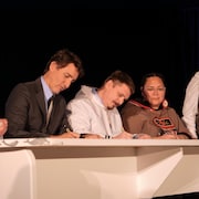 Le premier ministre du Canada, Justin Trudeau, le premier ministre du Nunavut, P.J.  Akeeagok, et la présidente de Nunavut Tunngavik Inc. (NTI), Aluki Kotierk en train de signer la dévolution, le 18 janvier 2024.