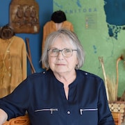 Diane Vincent-Dubé photographiée au musée du Patrimoine de la rivière Winnipeg.