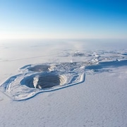Vue aérienne de la mine en plein hiver.