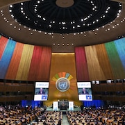 Image de la grande salle lors de l'allocution du secrétaire général des Nations unies, Antonio Guterres, lors de la session d'ouverture du deuxième sommet sur les Objectifs de développement durable (ODD), le 18 septembre 2023.