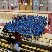 Un groupe de jeunes dans un gymnase.