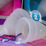 Les coupes menstruelles peuvent être utilisées en remplacement des tampons et des serviettes hygiéniques.