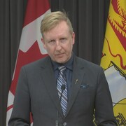 Le ministre de l'Éducation, Dominic Cardy, lors d'un point de presse le 24 novembre.