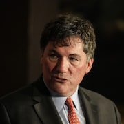 Dominic LeBlanc en point de presse.