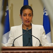 Dominique Anglade en point de presse à l'Assemblée nationale du Québec.