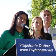 Dominique Anglade au micro, en compagnie de trois candidats libéraux.