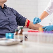 Un homme fait un don de sang.
